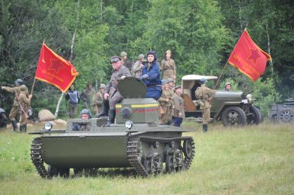 Военно-историческая реконструкция событий Второй мировой. На снимке: малый танк Т-37