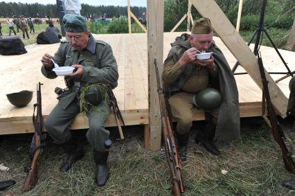 Военно-историческая реконструкция событий Второй мировой. На снимке: солдаты во время приема пищи.