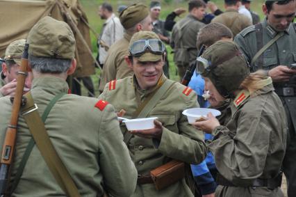 Военно-историческая реконструкция событий Второй мировой. На снимке: солдаты во время приема пищи.