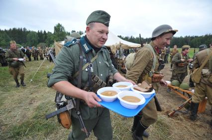 Военно-историческая реконструкция событий Второй мировой. На снимке: солдаты во время приема пищи.