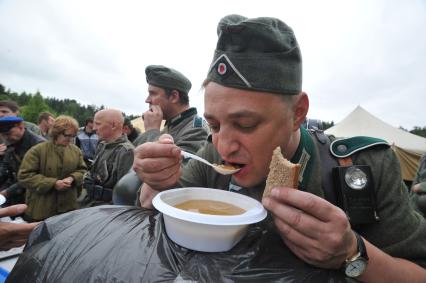 Военно-историческая реконструкция событий Второй мировой. На снимке: солдаты во время приема пищи.