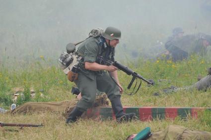 Военно-историческая реконструкция событий Второй мировой. На снимке: боевые действия.