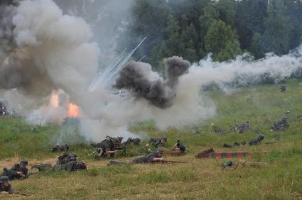 Военно-историческая реконструкция событий Второй мировой. На снимке: боевые действия.