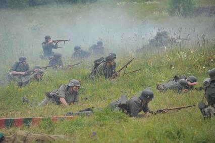 Военно-историческая реконструкция событий Второй мировой. На снимке: боевые действия.