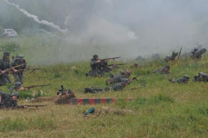 Военно-историческая реконструкция событий Второй мировой. На снимке: боевые действия.