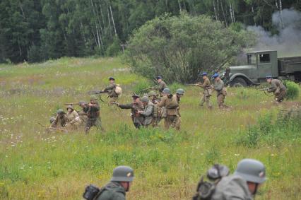 Военно-историческая реконструкция событий Второй мировой. На снимке: боевые действия.