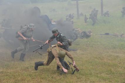 Военно-историческая реконструкция событий Второй мировой. На снимке: боевые действия.