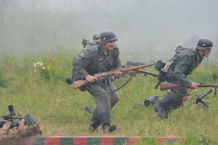 Военно-историческая реконструкция событий Второй мировой. На снимке: боевые действия.