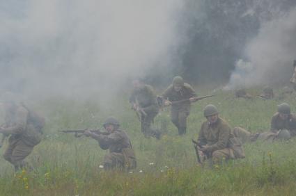 Военно-историческая реконструкция событий Второй мировой. На снимке: боевые действия.