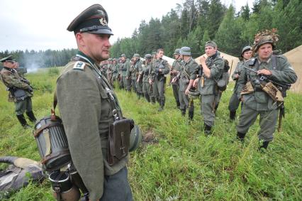 Военно-историческая реконструкция событий Второй мировой. На снимке: участники реконструкции, солдаты в немецкой военной форме времен ВОВ.