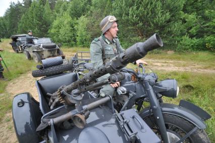 Военно-историческая реконструкция событий Второй мировой. На снимке: участники военной реконструкции, солдат в немецкой форме времен ВОВ.