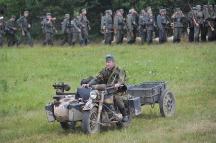 Военно-историческая реконструкция событий Второй мировой. На снимке: участники военной реконструкции, солдат в немецкой форме времен ВОВ.