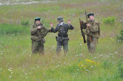 Военно-историческая реконструкция событий Второй мировой. На снимке: участники военной реконструкции, советские солдаты захватили немецкого солдата.