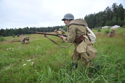 Военно-историческая реконструкция событий Второй мировой. На снимке: участники военной реконструкции, советский солдат ВОВ.