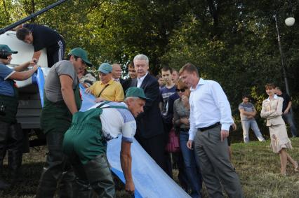 В Борисовские пруды в целях биоочистки выпустили рыбу - белого амура. На снимке: врио мэра Москвы Сергей Собянин  (в центре) принял участие в мероприятии