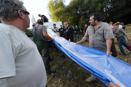 В Борисовские пруды в целях биоочистки выпустили рыбу - белого амура. На снимке: участники мероприятия