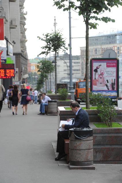 Благоустройство и озеленение Москвы. На снимке: деревья в кадках из гранита на Тверской улице.