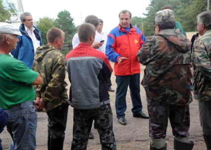 Наводнение в Приамурье. Министр МЧС РФ В.Пучков прибыл в зону подтопления. На снимке: глава МЧС РФ Владимир Пучков (в центре).