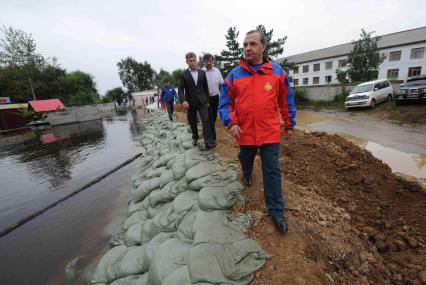 Наводнение в Приамурье. Министр МЧС РФ В.Пучков прибыл в зону подтопления. На снимке: губернатор Амурской области Олег Кожемяко и глава МЧС РФ Владимир Пучков.