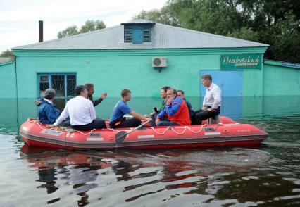 Наводнение в Приамурье. Министр МЧС РФ В.Пучков прибыл в зону подтопления. На снимке: глава МЧС РФ Владимир Пучков.