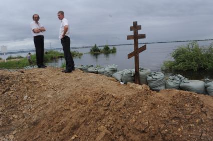 Наводнение в Приамурье. На снимке: крест на месте затопления.