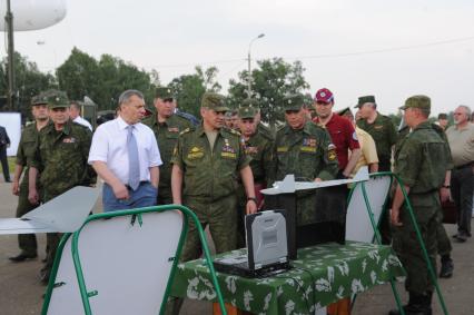 Учебно-тренировочный комплекс общевойскового полигона `Алабино`. Демонстрация комплексов беспилотных летательных аппаратов (БПЛА). На снимке: министр обороны РФ Сергей Шойгу (пятый слева) и начальник Генерального штаба ВС РФ, генерал армии Валерий Герасимов (третий справа).