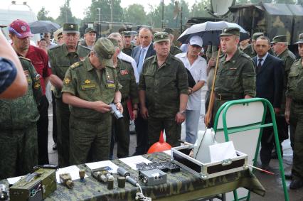 Учебно-тренировочный комплекс общевойскового полигона `Алабино`. Демонстрация комплексов беспилотных летательных аппаратов (БПЛА). На снимке: министр обороны РФ Сергей Шойгу (слева) и главный редактор, генеральный директор ИД `Комсомольская правда` Владимир Сунгоркин (третий справа).