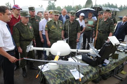 Учебно-тренировочный комплекс общевойскового полигона `Алабино`. Демонстрация комплексов беспилотных летательных аппаратов (БПЛА). На снимке: министр обороны РФ Сергей Шойгу (слева), главный редактор, генеральный директор ИД `Комсомольская правда` Владимир Сунгоркин (пятый справа) и главный редактор газеты `Московский комсомолец` Павел Гусев (четвертый справа).