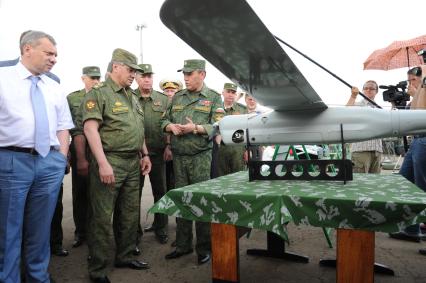 Учебно-тренировочный комплекс общевойскового полигона `Алабино`. Демонстрация комплексов беспилотных летательных аппаратов (БПЛА). На снимке: министр обороны РФ Сергей Шойгу (в центре) и начальник Генерального штаба ВС РФ, генерал армии Валерий Герасимов (справа).