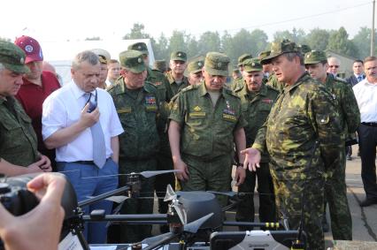 Учебно-тренировочный комплекс общевойскового полигона `Алабино`. Демонстрация комплексов беспилотных летательных аппаратов (БПЛА). На снимке: начальник Генерального штаба ВС РФ, генерал армии Валерий Герасимов  (второй слева) и министр обороны РФ Сергей Шойгу (в центре). БПЛА `НЕЛК`-В12.