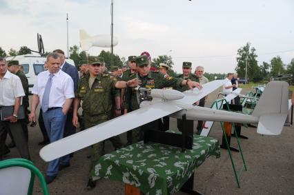 Учебно-тренировочный комплекс общевойскового полигона `Алабино`. Демонстрация комплексов беспилотных летательных аппаратов (БПЛА). На снимке: министр обороны РФ Сергей Шойгу (в центре) и начальник Генерального штаба ВС РФ, генерал армии Валерий Герасимов (справа).