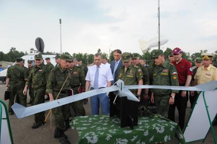 Учебно-тренировочный комплекс общевойскового полигона `Алабино`. Демонстрация комплексов беспилотных летательных аппаратов (БПЛА). На снимке: министр обороны РФ Сергей Шойгу (пятый справа) и начальник Генерального штаба ВС РФ, генерал армии Валерий Герасимов (третий справа).