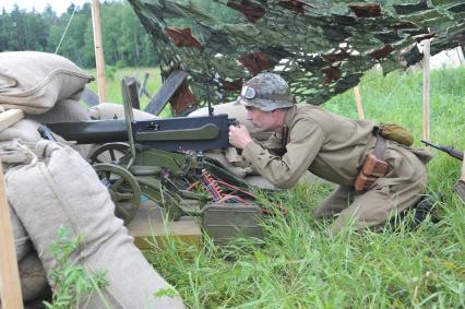 Военно-историческая реконструкция событий Второй мировой. На снимке: солдат в засаде.