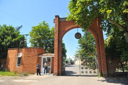 ООО `Грузвинпром`.   На снимке:  центральный вход.