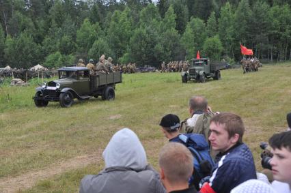 Военно-историческая реконструкция событий Второй мировой. На снимке:  грузовой автомобиль ЗИС-5