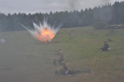 Военно-историческая реконструкция событий Второй мировой. На снимке: взрывы на поле боя.