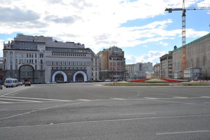 Виды Москвы. Лубянская площадь. На снимке: гостиничный комплекс `Никольская Кемпински` (слева), торговый центр `Наутилус` (второй слева) и центральный универмаг `Детский мир` (справа).