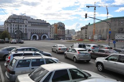 Виды Москвы. Лубянская площадь. На снимке: гостиничный комплекс `Никольская Кемпински` (слева), торговый центр `Наутилус` (второй слева) и центральный универмаг `Детский мир` (справа).