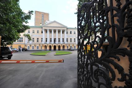 Виды Москвы. Большой Толмачевский переулок. На снимке: главное здание Научной педагогической библиотеки им. К. Д. Ушинского. Усадьба Демидовых.