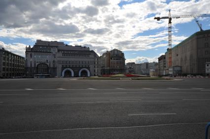 Виды Москвы. Лубянская площадь. На снимке: гостиничный комплекс `Никольская Кемпински` (слева), торговый центр `Наутилус` (второй слева) и центральный универмаг `Детский мир` (справа).