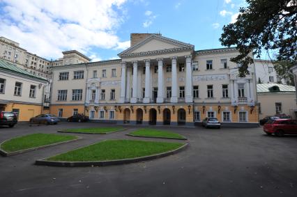 Виды Москвы. Большой Толмачевский переулок. На снимке: главное здание Научной педагогической библиотеки им. К. Д. Ушинского. Усадьба Демидовых.