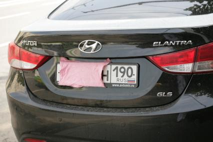 Автомобиль `Hyundai Elantra` со скрытыми номерами.