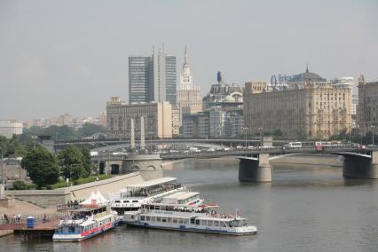 Причал `Киевский вокзал`. Прогулочные теплоходы по Москве-реке.