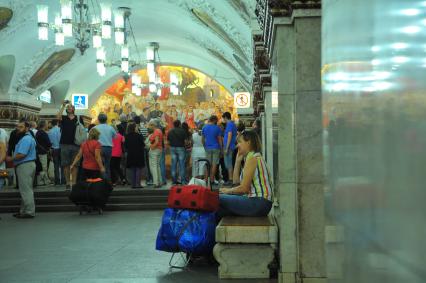 Панно `Народное гуляние в Киеве` на станции метро `Киевская` восстановлено после реконструкции.