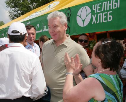 Музей-заповедник `Коломенское`. С. Собянин посетил праздник `Сабантуй`. На снимке: Временно исполняющий обязанности мэра Москвы Сергей Собянин (в центре)