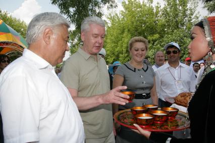 Музей-заповедник `Коломенское`. С. Собянин посетил праздник `Сабантуй`. На снимке: Временно исполняющий обязанности мэра Москвы Сергей Собянин (в центре)