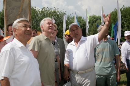 Музей-заповедник `Коломенское`. С. Собянин посетил праздник `Сабантуй`. На снимке: Временно исполняющий обязанности мэра Москвы Сергей Собянин (в центре)