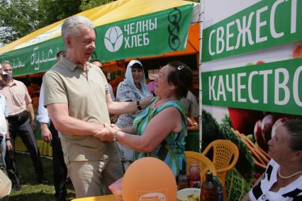 Музей-заповедник `Коломенское`. С. Собянин посетил праздник `Сабантуй`. На снимке: Временно исполняющий обязанности мэра Москвы Сергей Собянин (в центре)