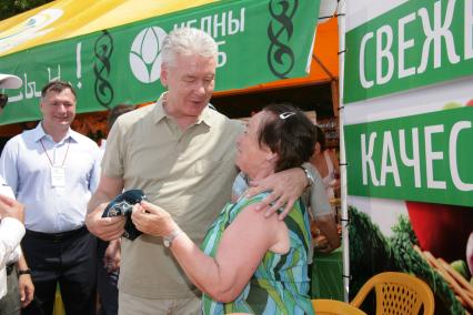 Музей-заповедник `Коломенское`. С. Собянин посетил праздник `Сабантуй`. На снимке: Временно исполняющий обязанности мэра Москвы Сергей Собянин (в центре)