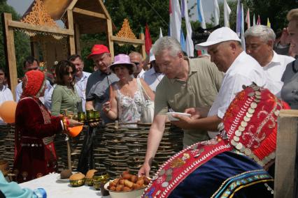 Музей-заповедник `Коломенское`. С. Собянин посетил праздник `Сабантуй`. На снимке: Временно исполняющий обязанности мэра Москвы Сергей Собянин (в центре)